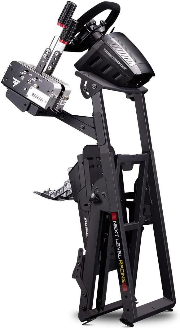 Egy fekete-piros versenyszimulátor. Van kormánykereke, pedáljai és ülése. A márka a Thrustmaster.