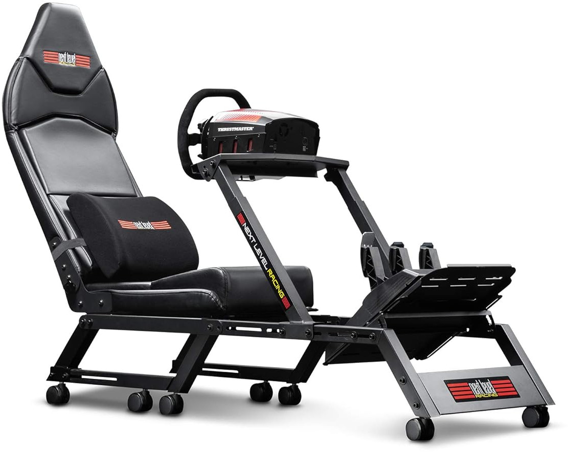 Fekete versenyülés fekete kerettel és NEXT LEVEL RACING felirattal. Fejtámlája és kormánya van.