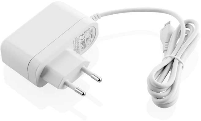 Fehér fali töltő USB kábellel. A töltőn fülek és egy fehér kábel található.