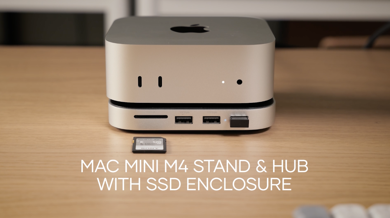 Mac Mini M4 Hub mit SSD-Gehäuse auf einem Holztisch mit einer Speicherkarte.