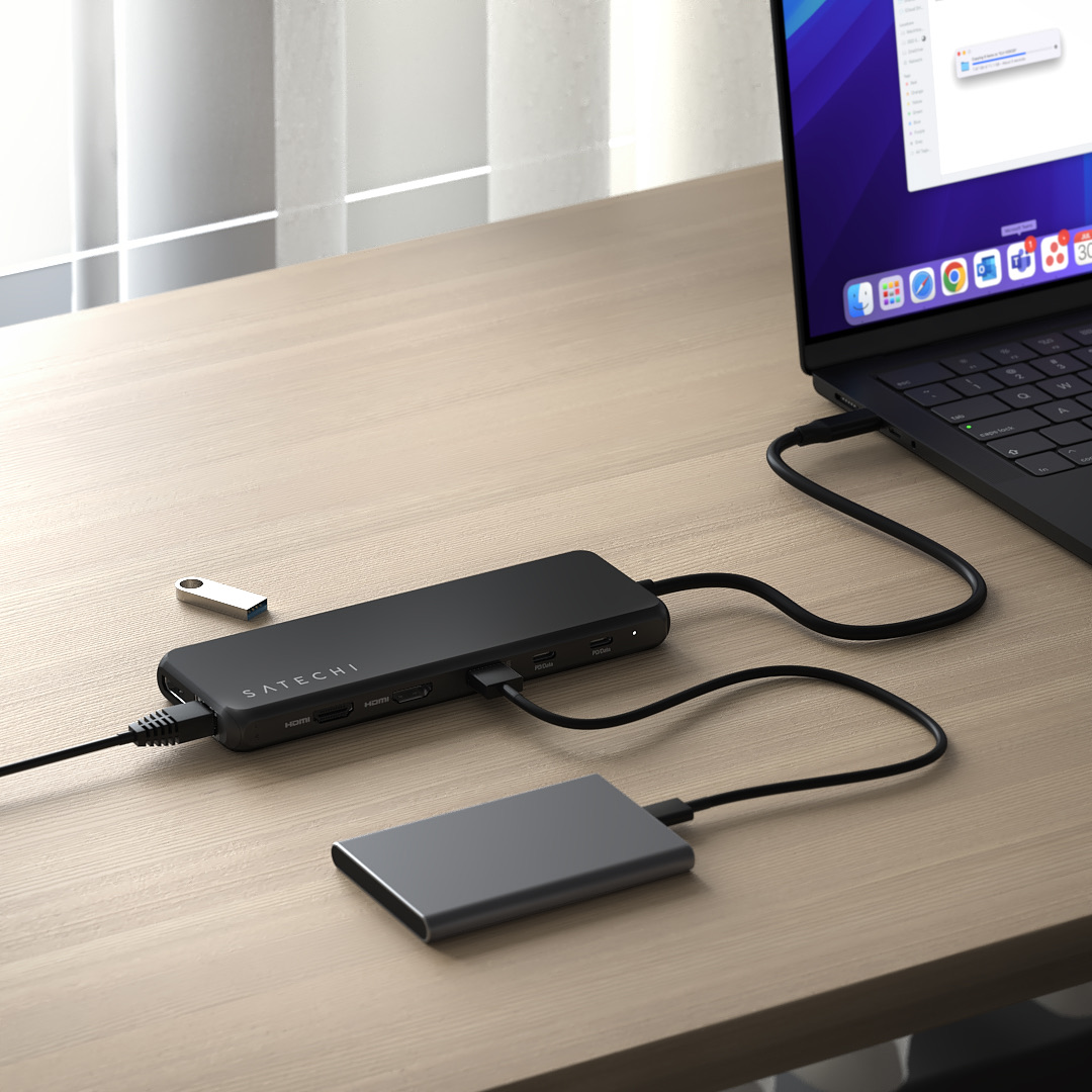 Hub Satechi noir connecté à un ordinateur portable, un disque dur et une clé USB.