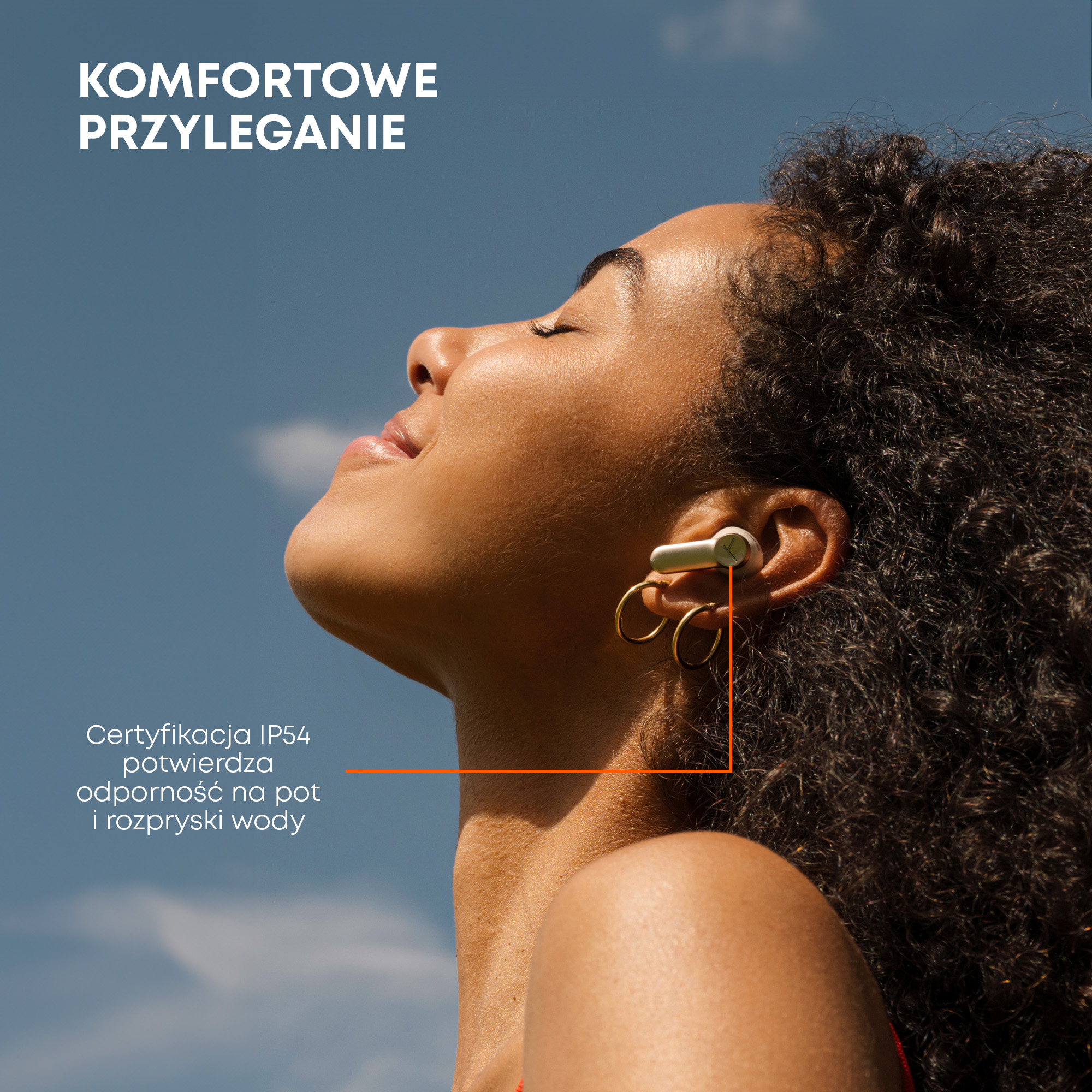 Kobieta w białych słuchawkach, patrząca w niebo. Tekst: „Wygodne dopasowanie” i „Certyfikat IP54”.