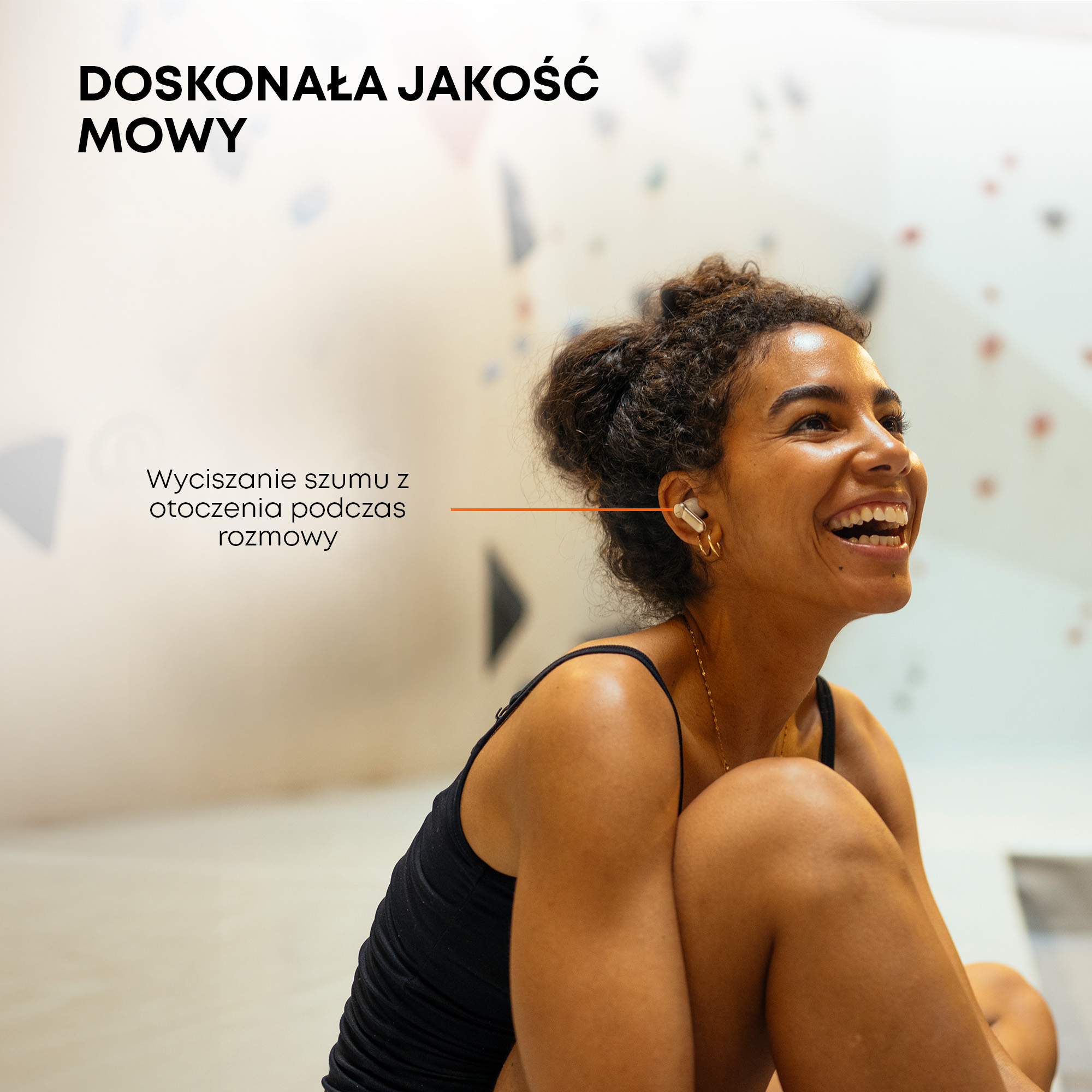 Kobieta uśmiecha się, nosząc bezprzewodowe słuchawki. Tekst po polsku brzmi 'Doskonała jakość mowy'.
