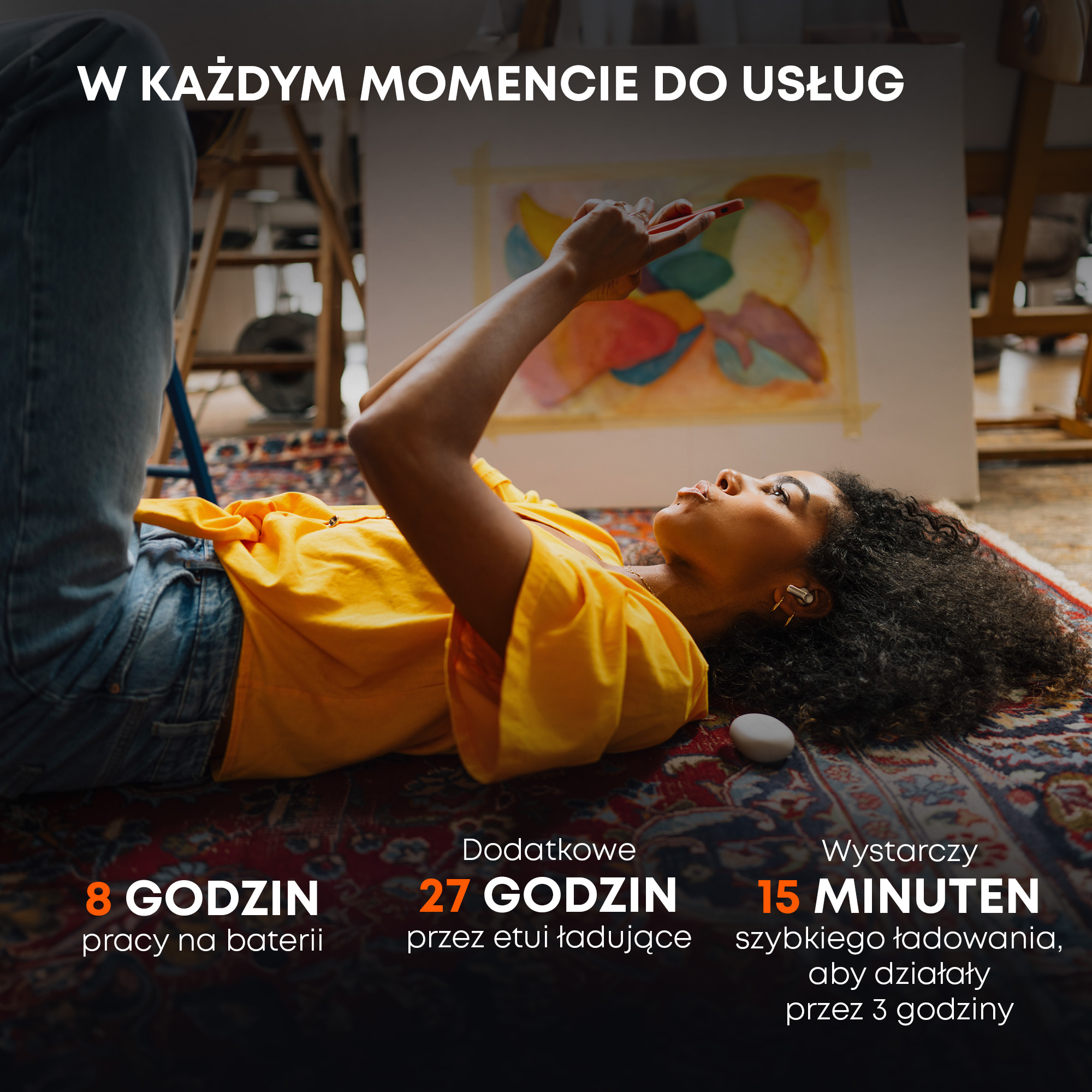 Kobieta na dywanie, używająca telefonu. Tekst: 8 godzin pracy, 27 godz., 15 min.