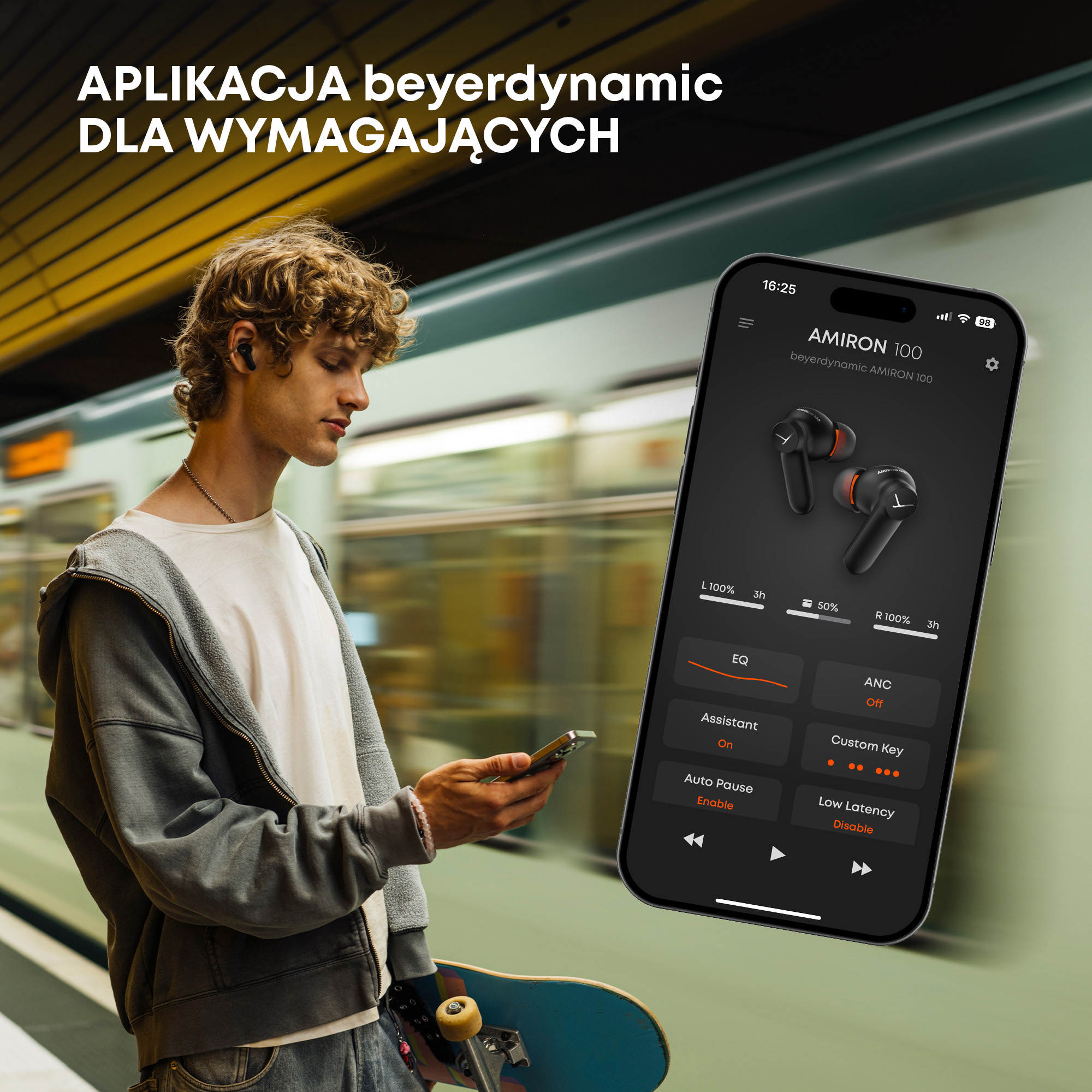 Mężczyzna w metrze trzymający telefon, w słuchawkach. Telefon pokazuje interfejs słuchawek.