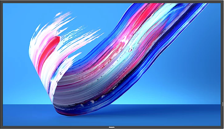 Ein großer Flachbildfernseher mit blauem und abstraktem, farbenfrohem Strich über dem Bildschirm. Blauer Hintergrund.