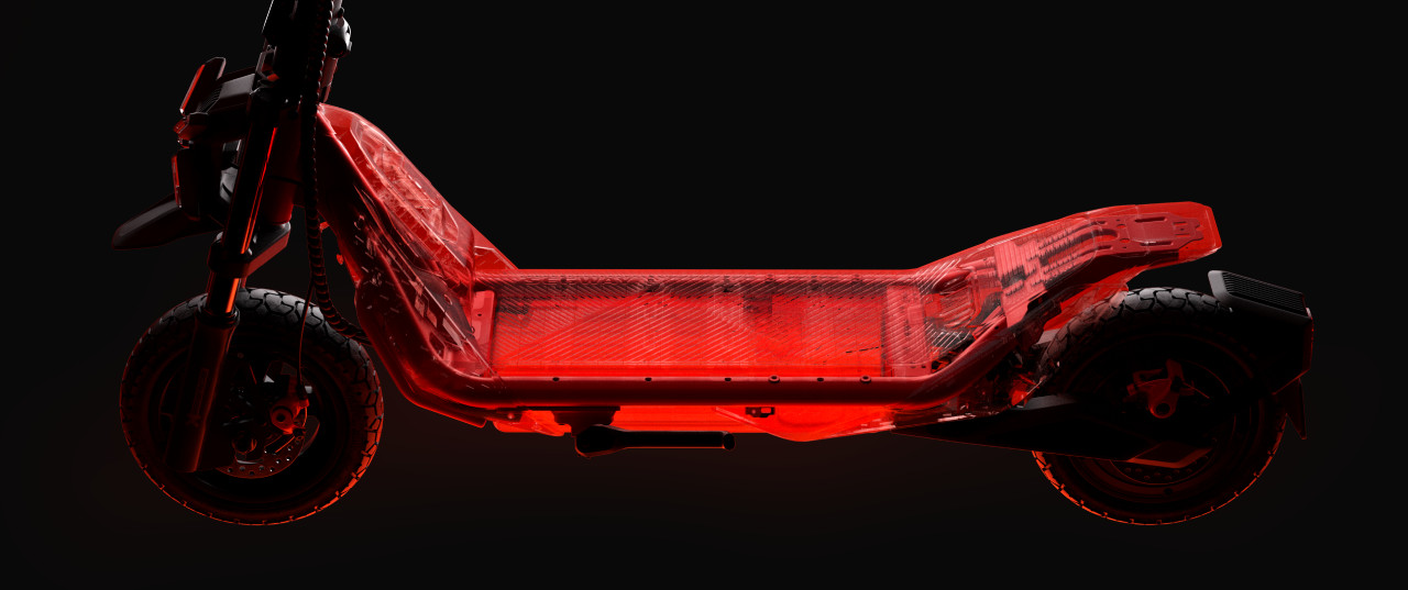 Czerwony kontur skutera elektrycznego, ukazujący jego wewnętrzną strukturę na czarnym tle.