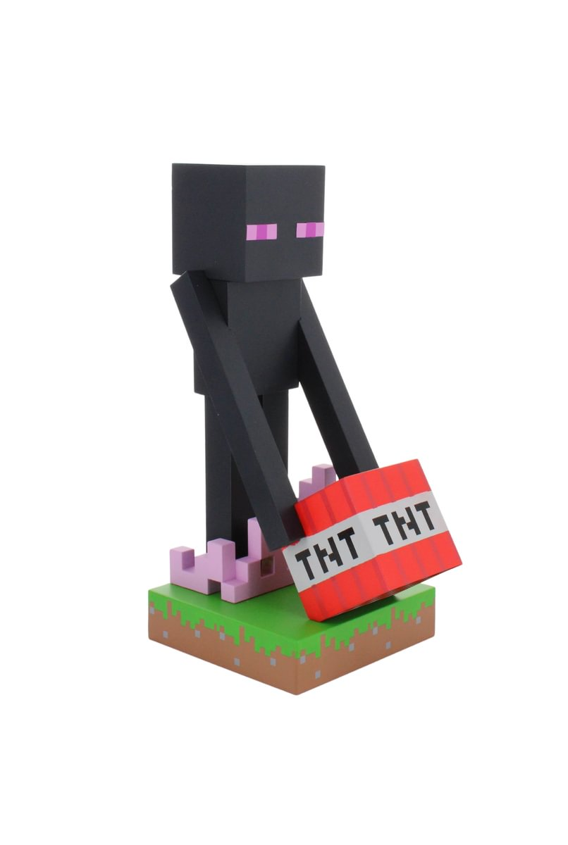 Ein Minecraft Enderman hält TNT. Die Figur steht auf einer grünen Basis.