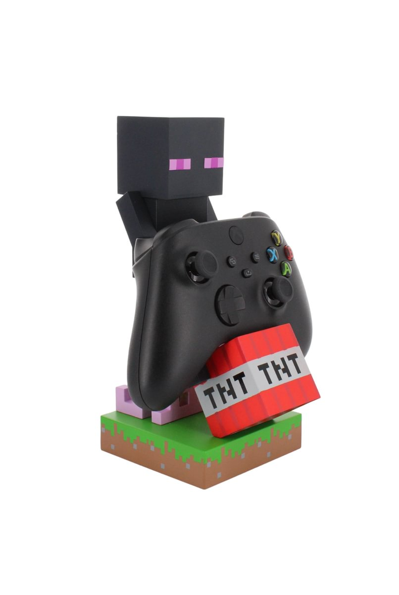 Eine Enderman-Figur, die einen Xbox-Controller mit TNT hält.