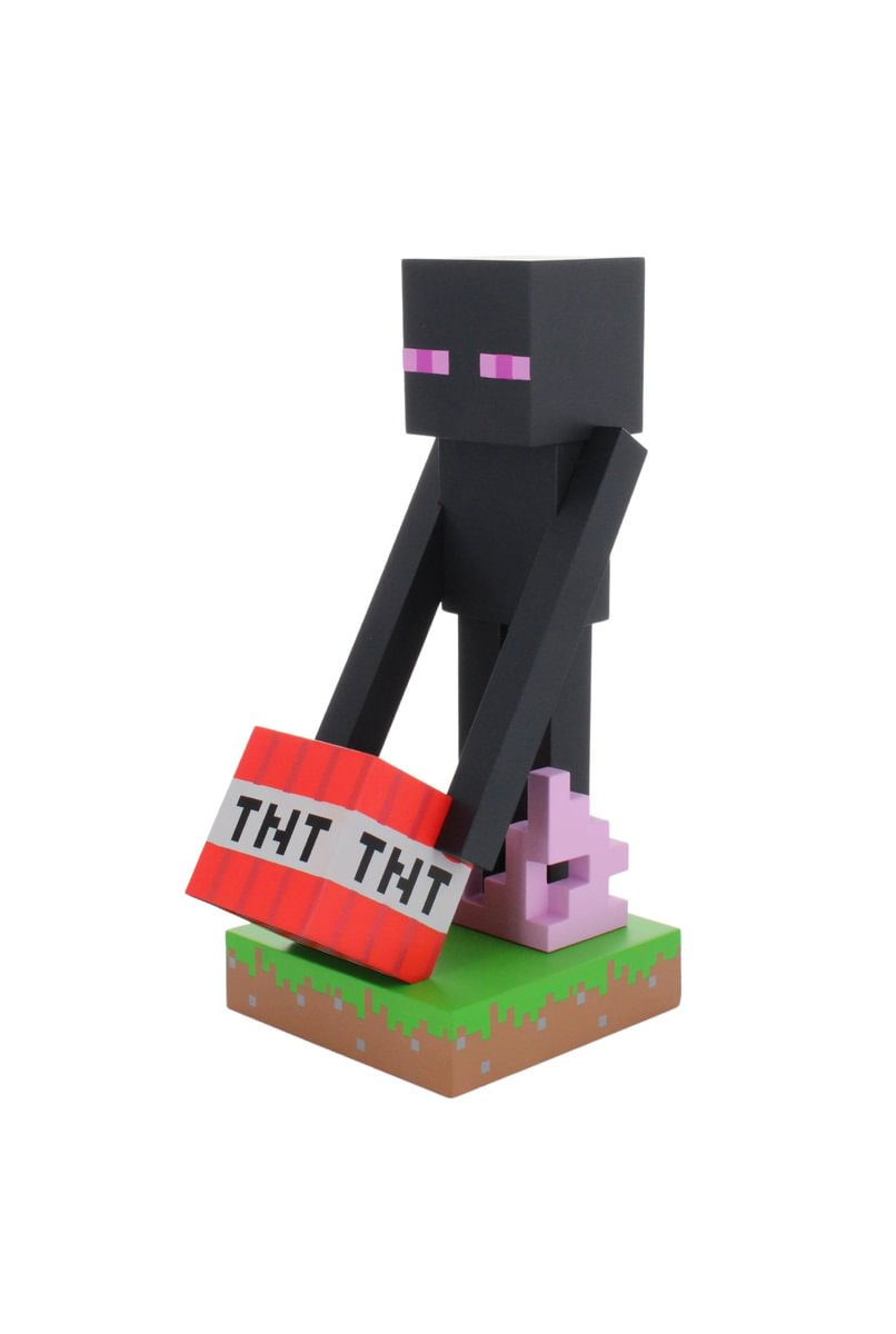 Minecraft Enderman, der einen TNT-Block auf einem Grasblock-Sockel hält.