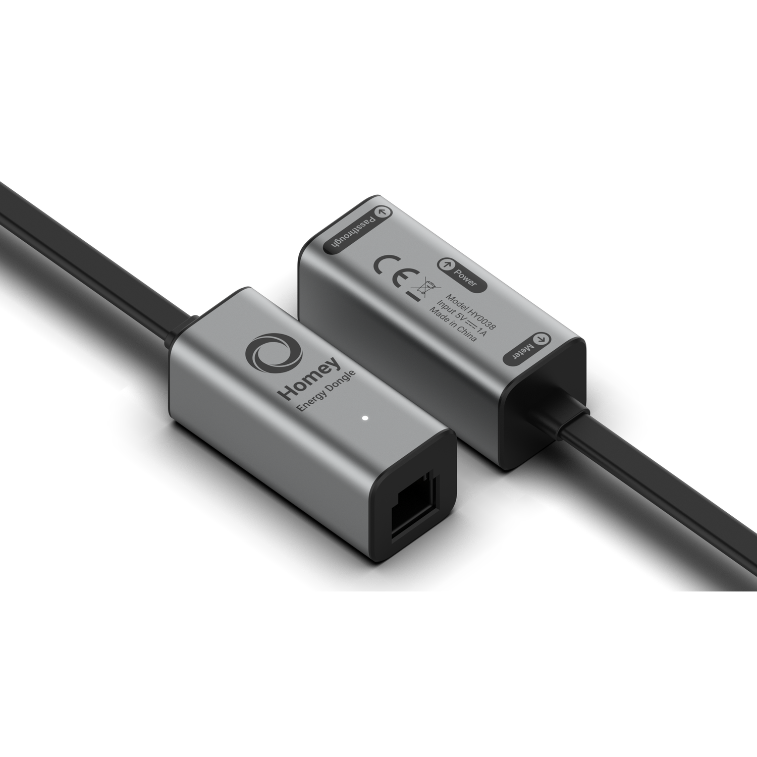 Twee zilveren Homey Energy Dongles verbonden door zwarte kabels. Eén heeft een poort, de ander heeft stroom.