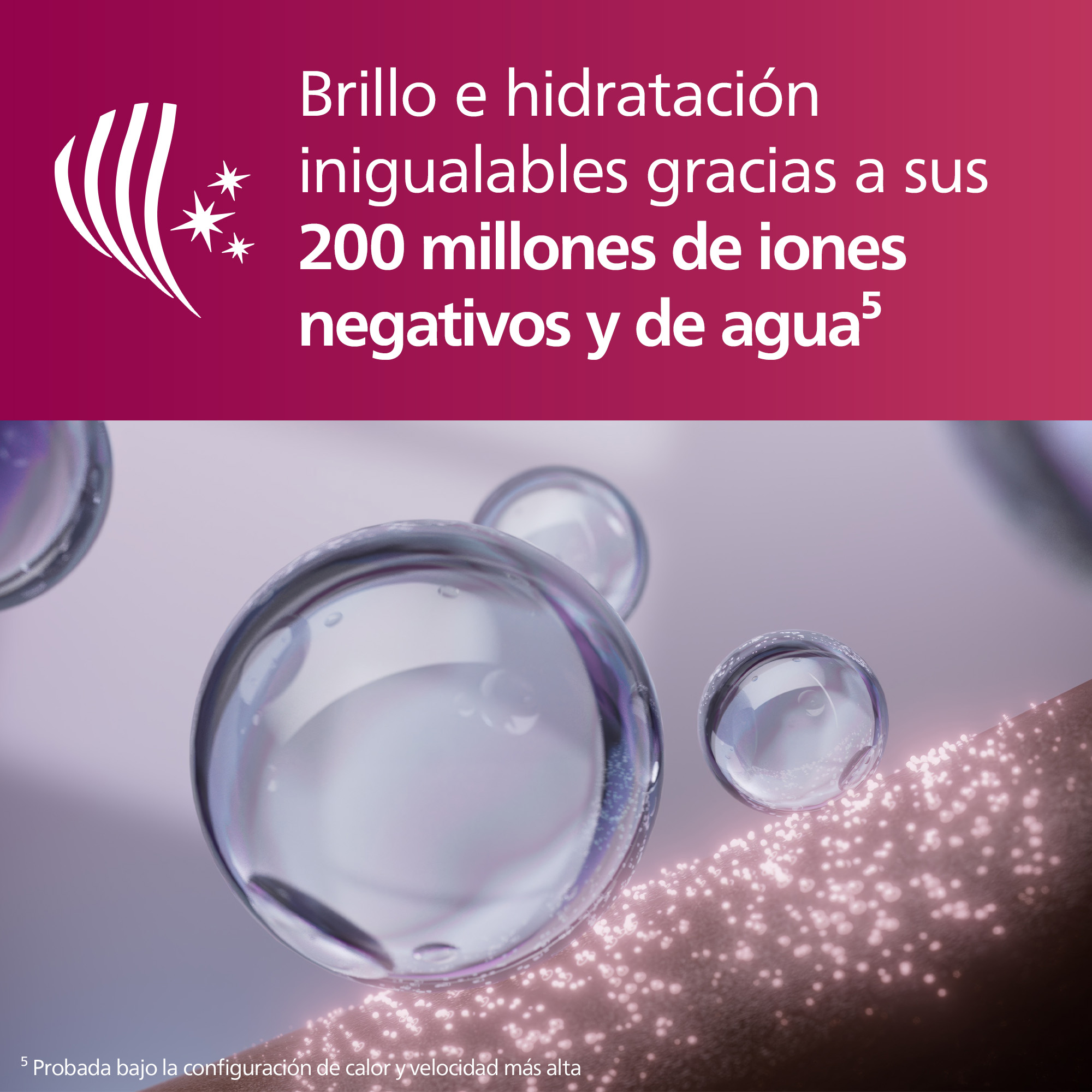 Primer plano de gotas de agua con texto sobre hidratación y brillo, fondo rosa.