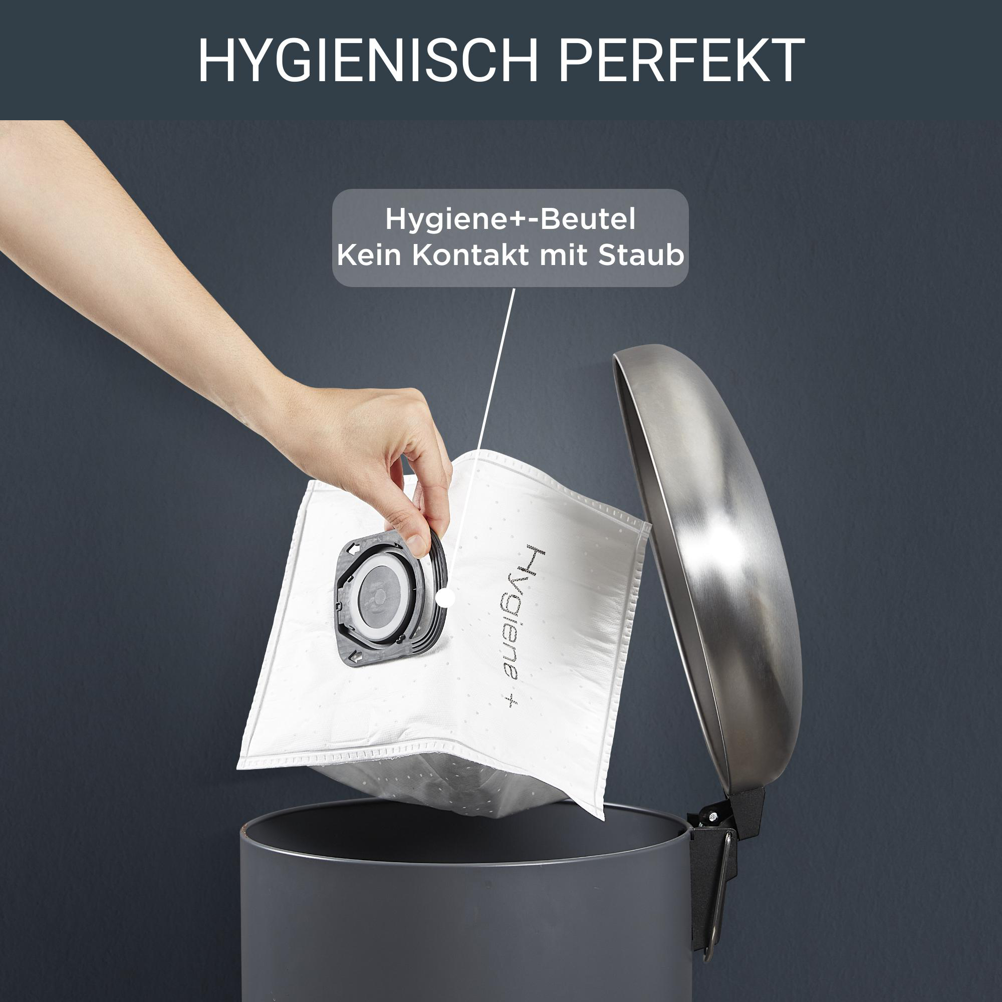 Eine Hand, die einen weißen Beutel in einen grauen Mülleimer legt, Text liest sich 'Hygiene+'.
