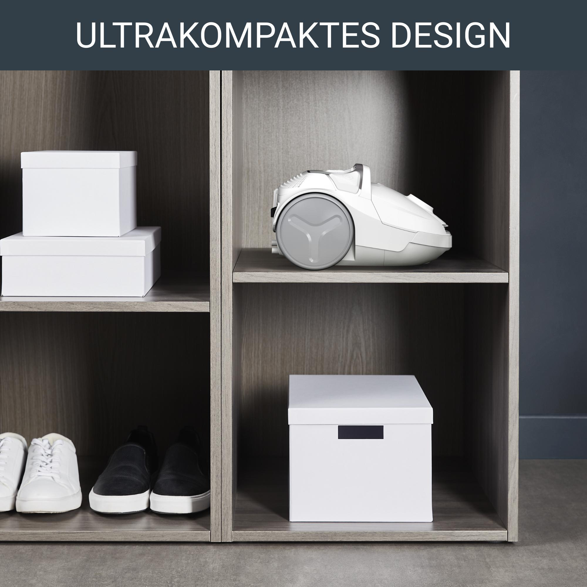 Regale mit weißen Boxen, Schuhen und einem Staubsauger, die ein kompaktes Design zeigen.