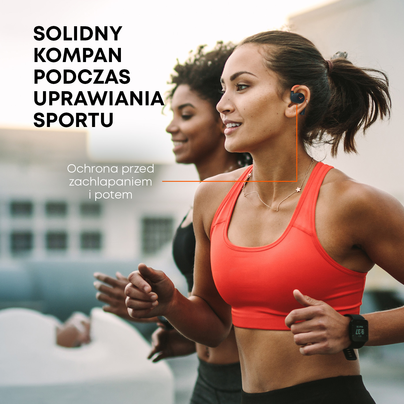 Dwie kobiety biegające, noszące słuchawki i smartwatche, z tekstem o ochronie przed potem.