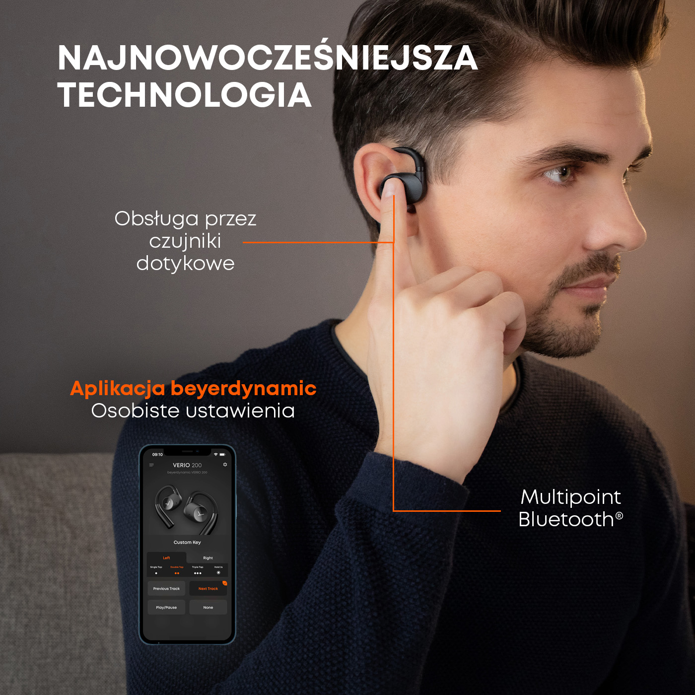Mężczyzna w słuchawkach. Telefon pokazuje aplikację. Strzałki wskazują na słuchawki i aplikację.