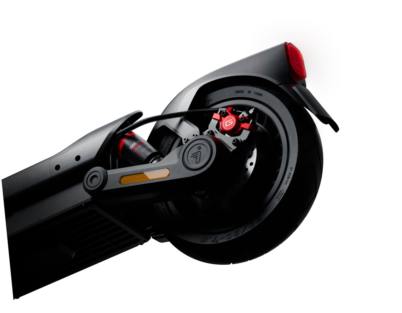 Tylne koło czarnej hulajnogi z czerwoną tarczą hamulcową i czerwonym światłem.