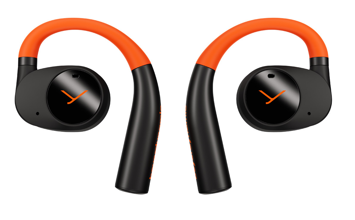 Para czarnych słuchawek sportowych z pomarańczowymi akcentami. Haczyki na uszy i logo są pomarańczowe.