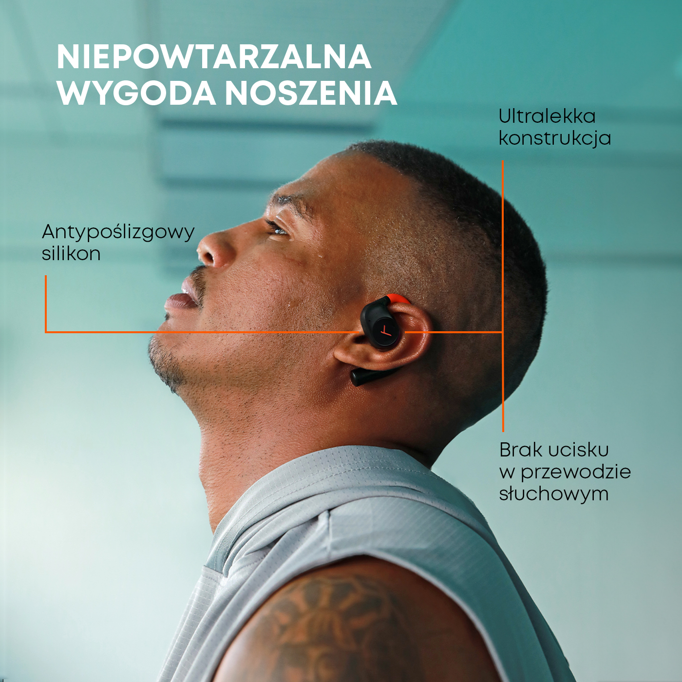 Mężczyzna w czarnych słuchawkach z pałąkiem na szyję. Tekst wskazuje na komfort i antypoślizgowość.