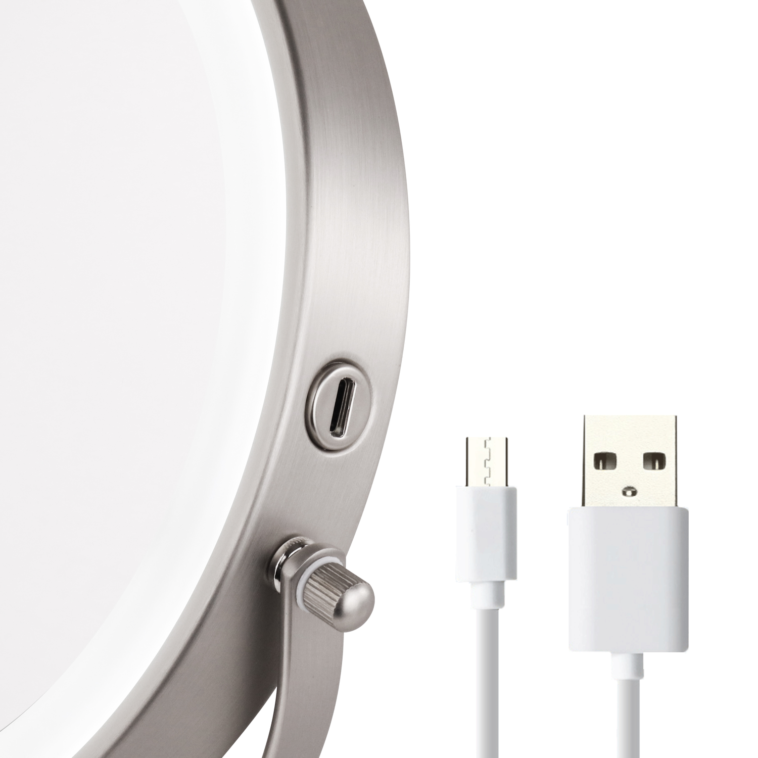 Een close-up van een zilveren, cirkelvormige verlichte spiegel en een witte USB-kabel en oplaadkop.