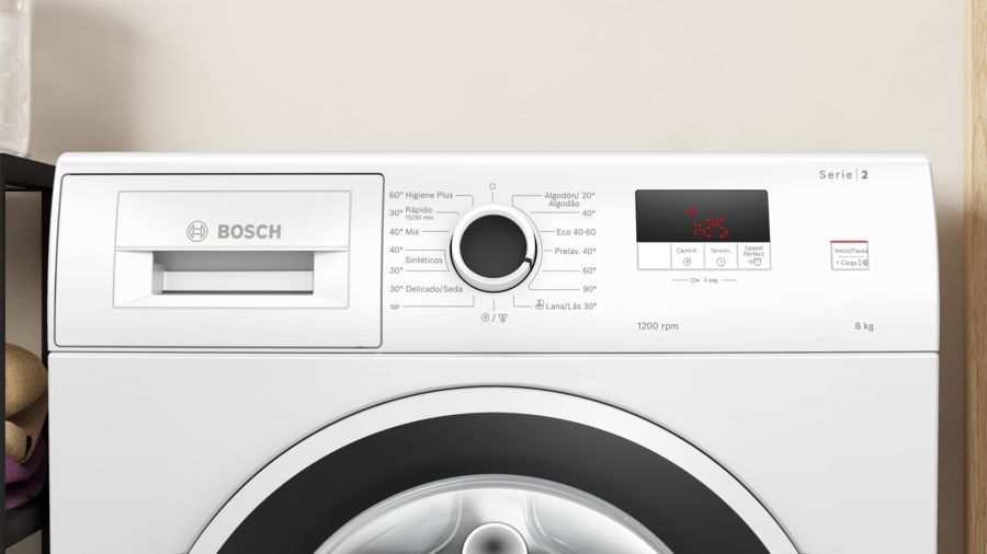 Panel de control de lavadora Bosch, blanco. Pantalla muestra 1:25 y 8kg.
