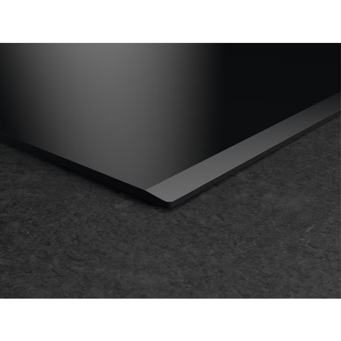 Placa de inducción negra con superficie gris oscuro. La placa tiene un acabado mate liso.