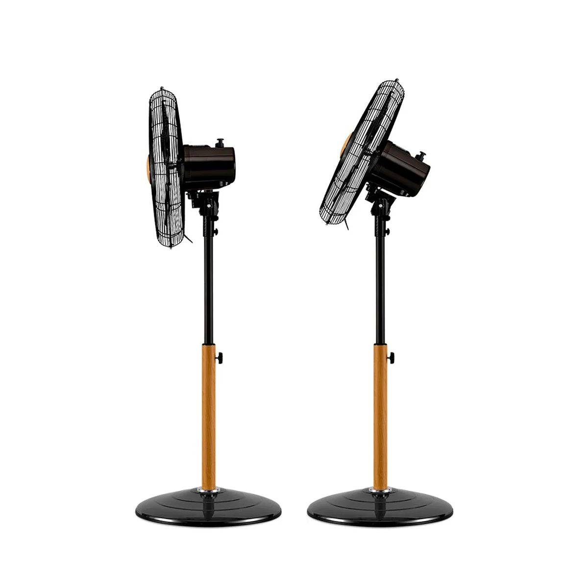 Dos ventiladores de pie sobre fondo blanco. Ambos negros con postes de madera.