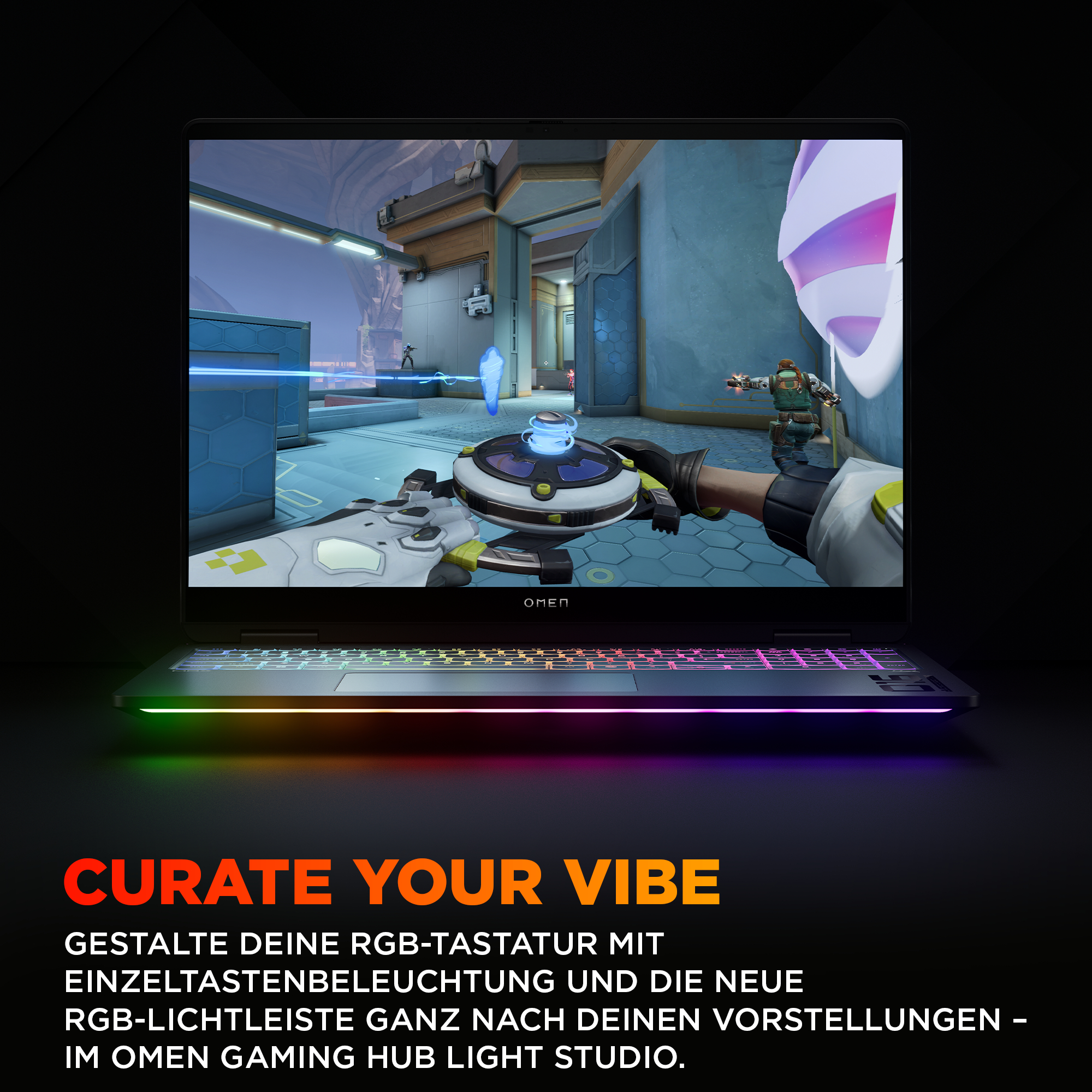 Gaming-Laptop mit bunter Tastatur und Spielszene auf dem Bildschirm.