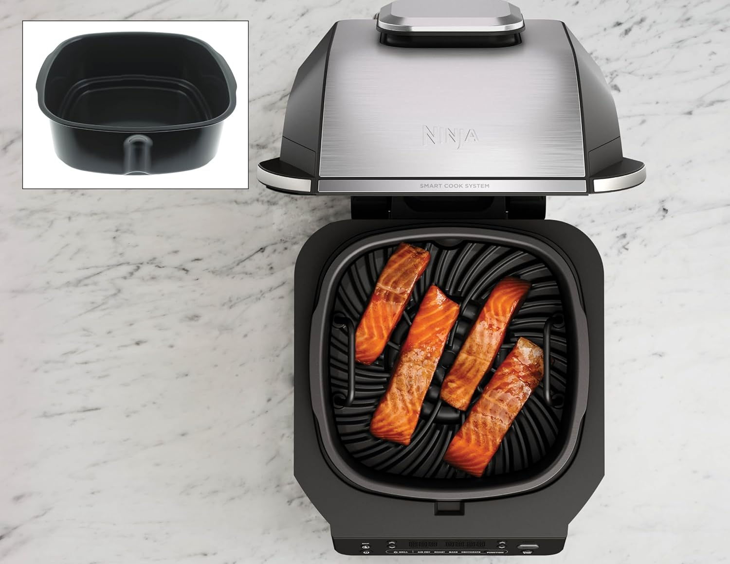 Ételkészítő lazac steakkel grillezve.
