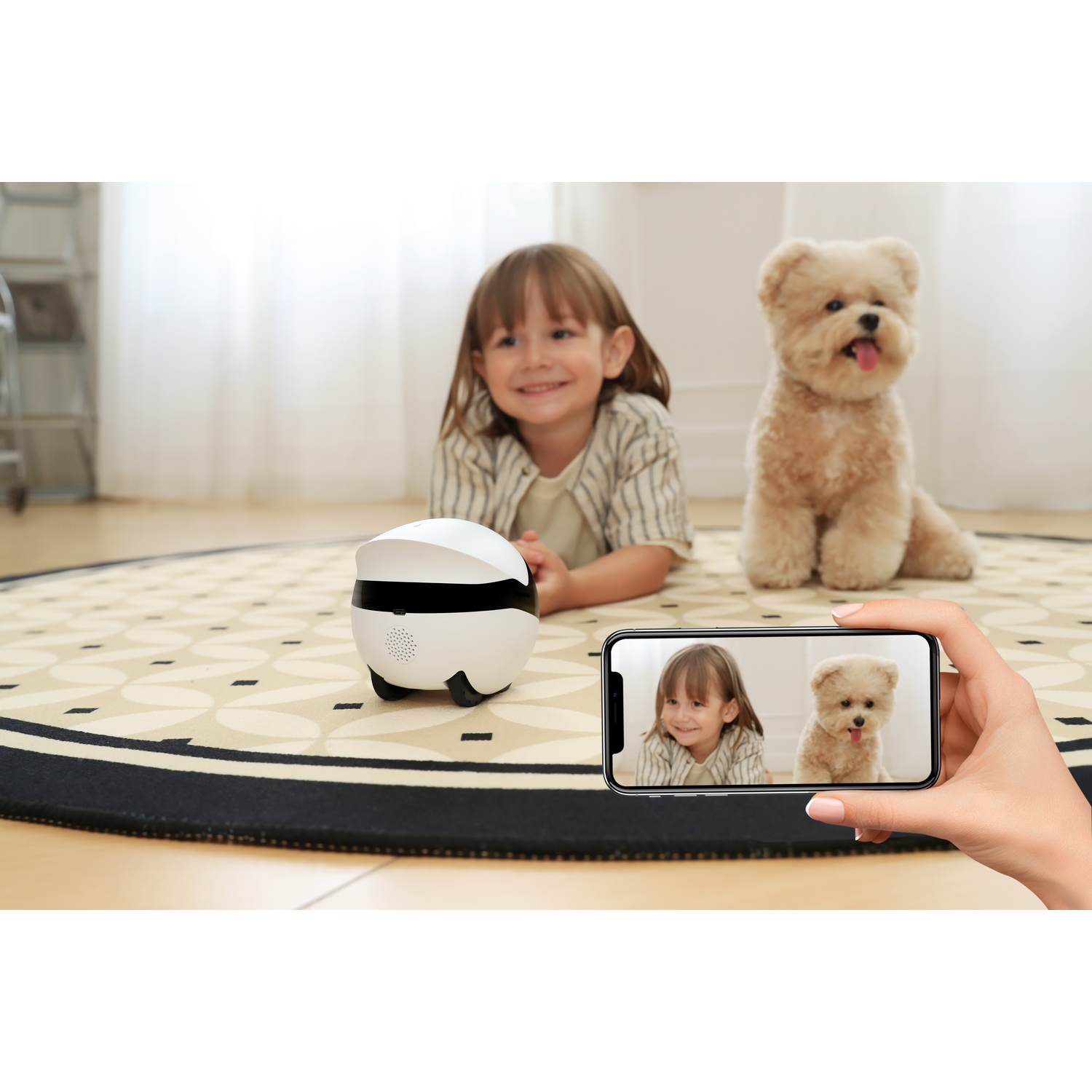Een kind en een hond kijken naar een robot. Een telefoon toont dezelfde scène.