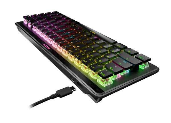Czarna klawiatura z kolorowymi podświetlanymi klawiszami i kablem USB-C.
