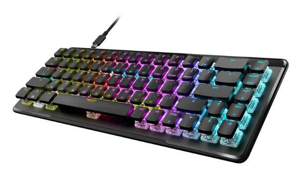 Czarna klawiatura z kolorowymi klawiszami, podświetlona, z podłączonym kablem USB.