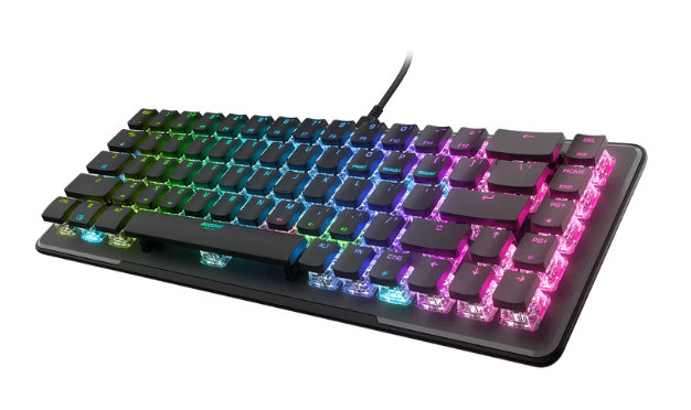 Czarna klawiatura do gier z podświetleniem RGB. Klawisze są czarne, podstawa czarna. Kabel jest czarny.