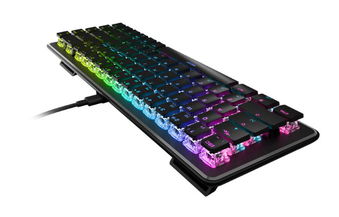 Czarna i srebrna klawiatura do gier z kolorowymi podświetlanymi klawiszami i podłączonym kablem.