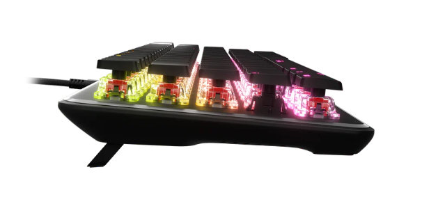 Widok z boku czarnej klawiatury z podświetlanymi klawiszami w kolorze żółtym, czerwonym i różowym.