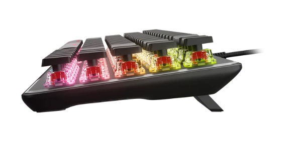 Zbliżenie klawiatury do gier. Posiada widoczne przełączniki mechaniczne z kolorowym oświetleniem.