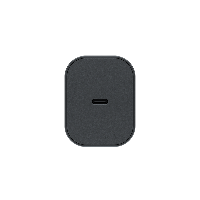 Un cargador USB-C negro y rectangular con un solo puerto USB-C.