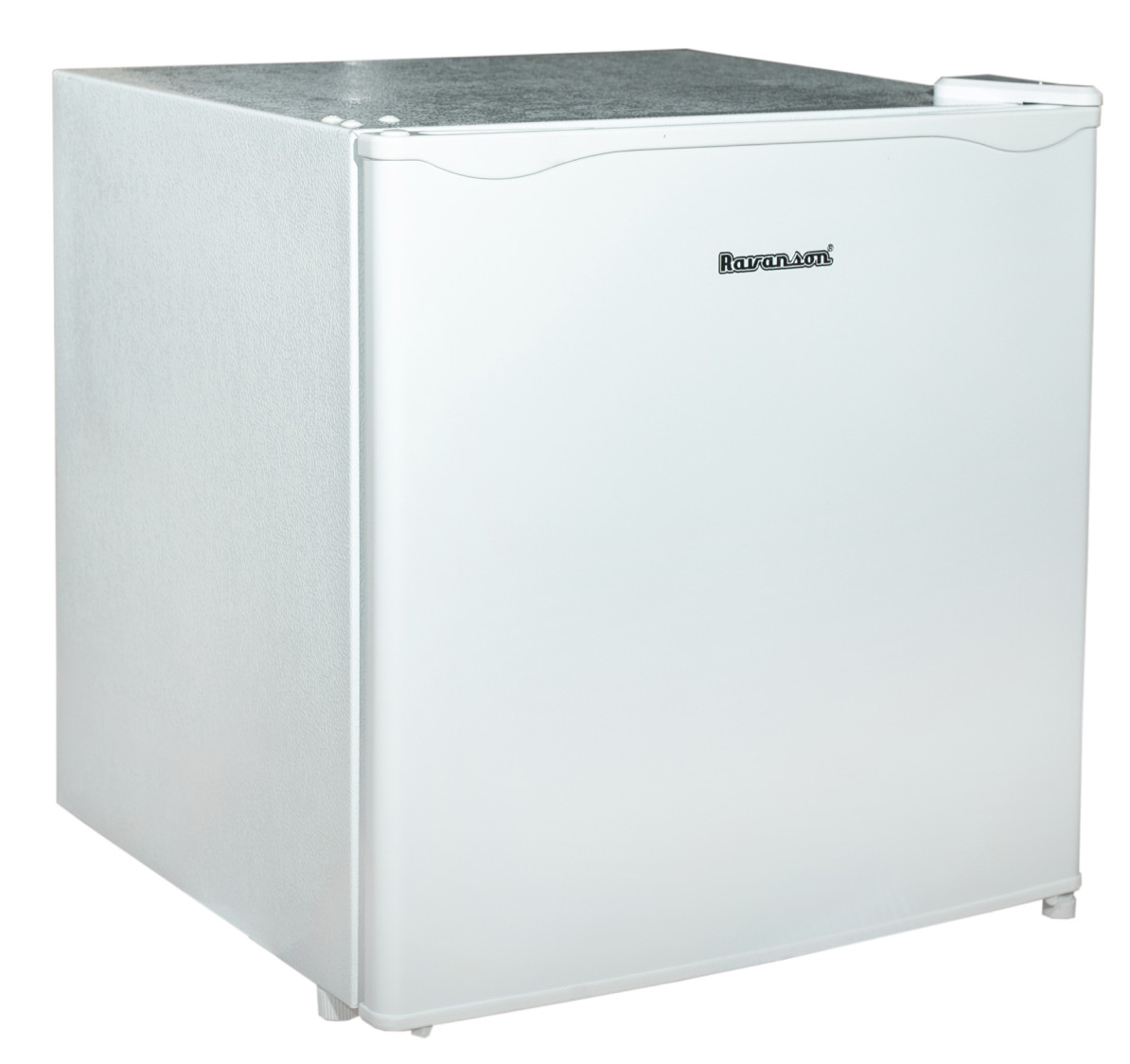 Mała biała lodówka. Ma pojedyncze drzwi i płaski, szary blat. Logo Ravanson znajduje się na drzwiach.