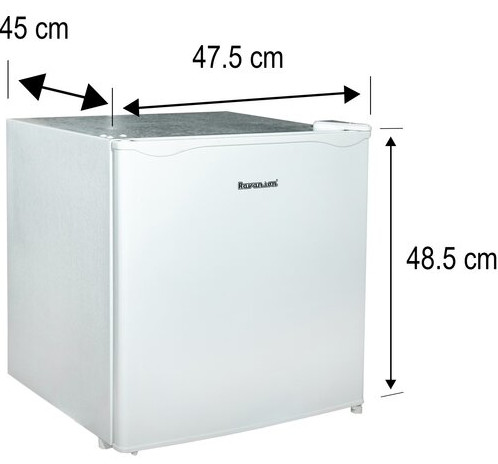 Biała mini-lodówka z pokazanymi wymiarami. Białe tło.