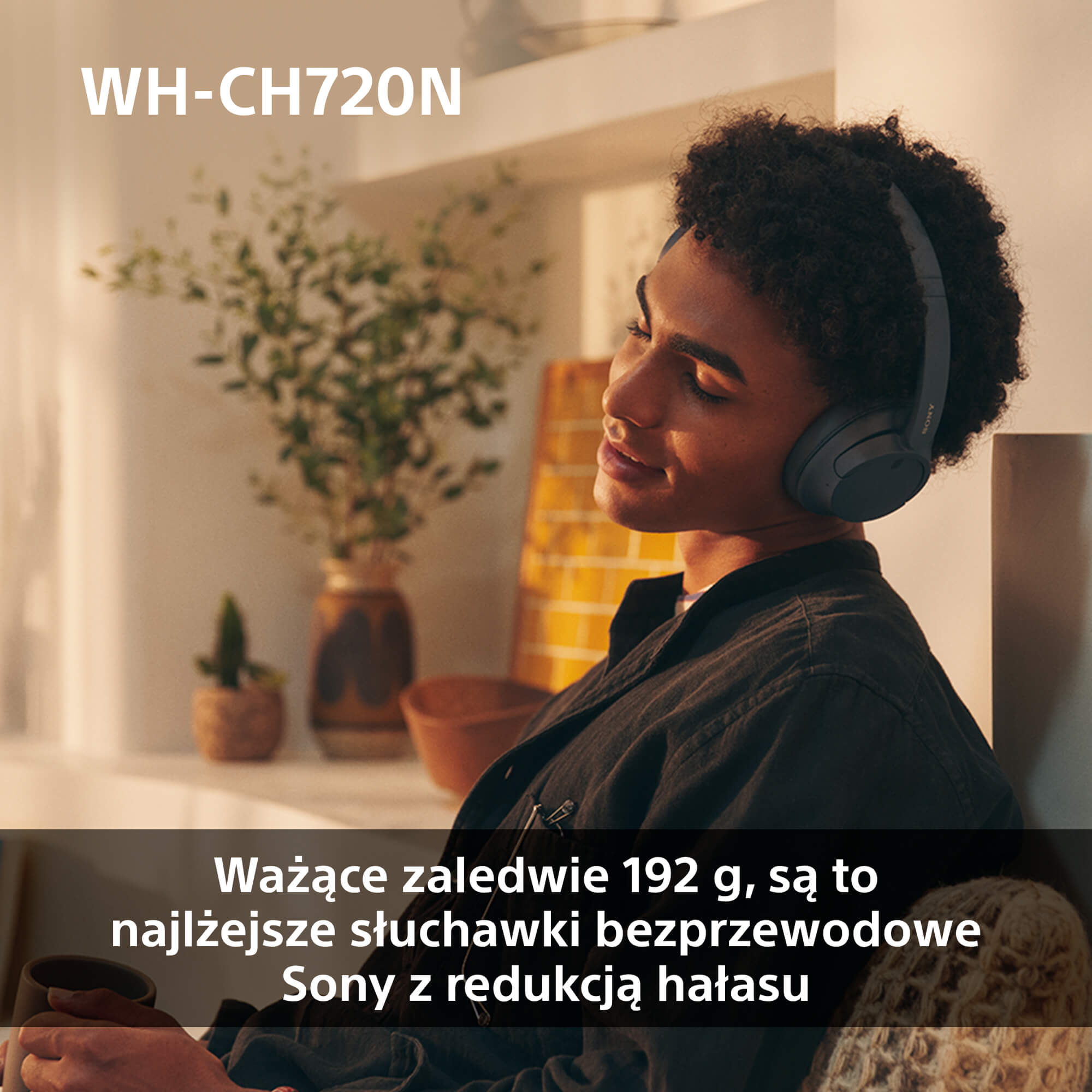 Kobieta w słuchawkach, patrzy w bok. Tekst: najlżejsze słuchawki Sony z redukcją szumów.