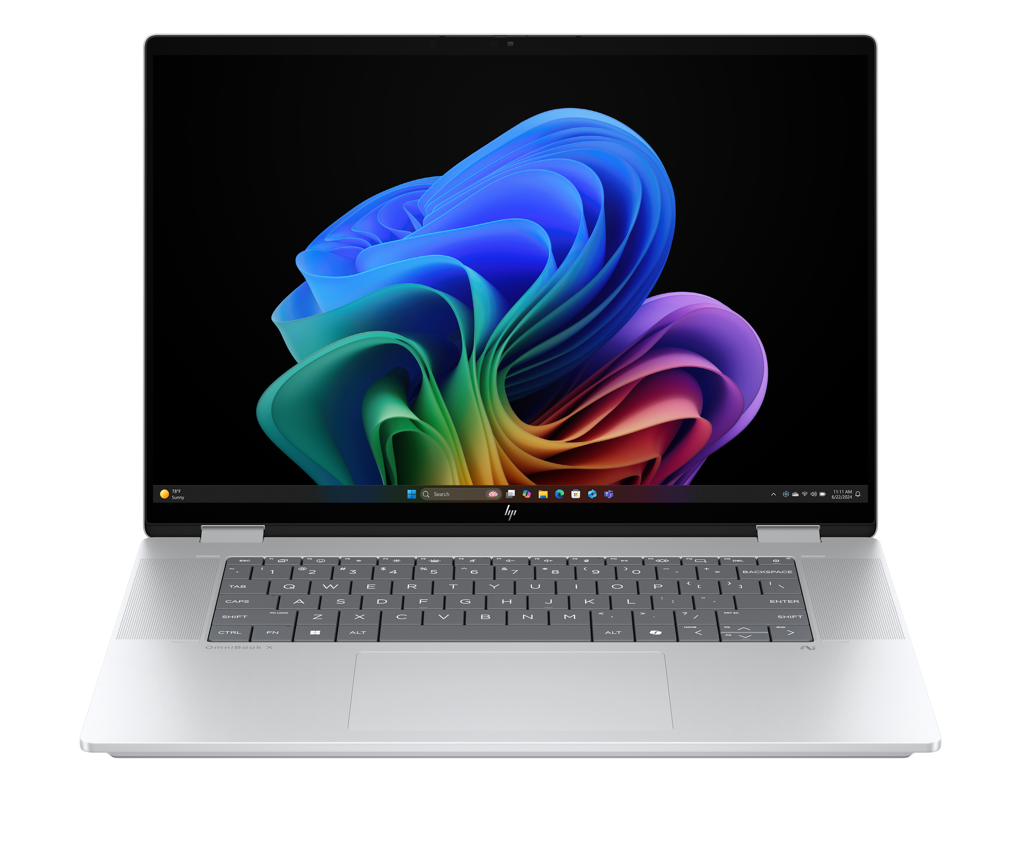 Silberner Laptop mit farbenfrohem, abstraktem Bild auf dem Bildschirm, auf weißem Tisch.