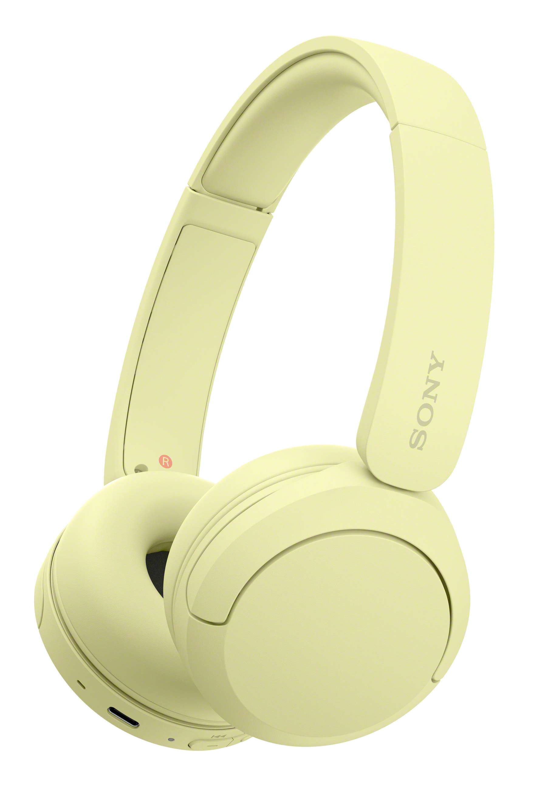 Żółte słuchawki Sony z widoczną nazwą marki. Słuchawki na czarnym tle.