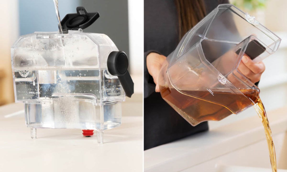 Dwa pojemniki, jeden z wodą, drugi z brązowym płynem.