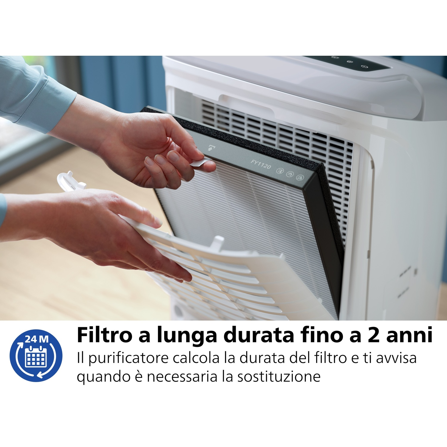 Mani che sostituiscono il filtro di un purificatore d'aria. Testo descrittivo.