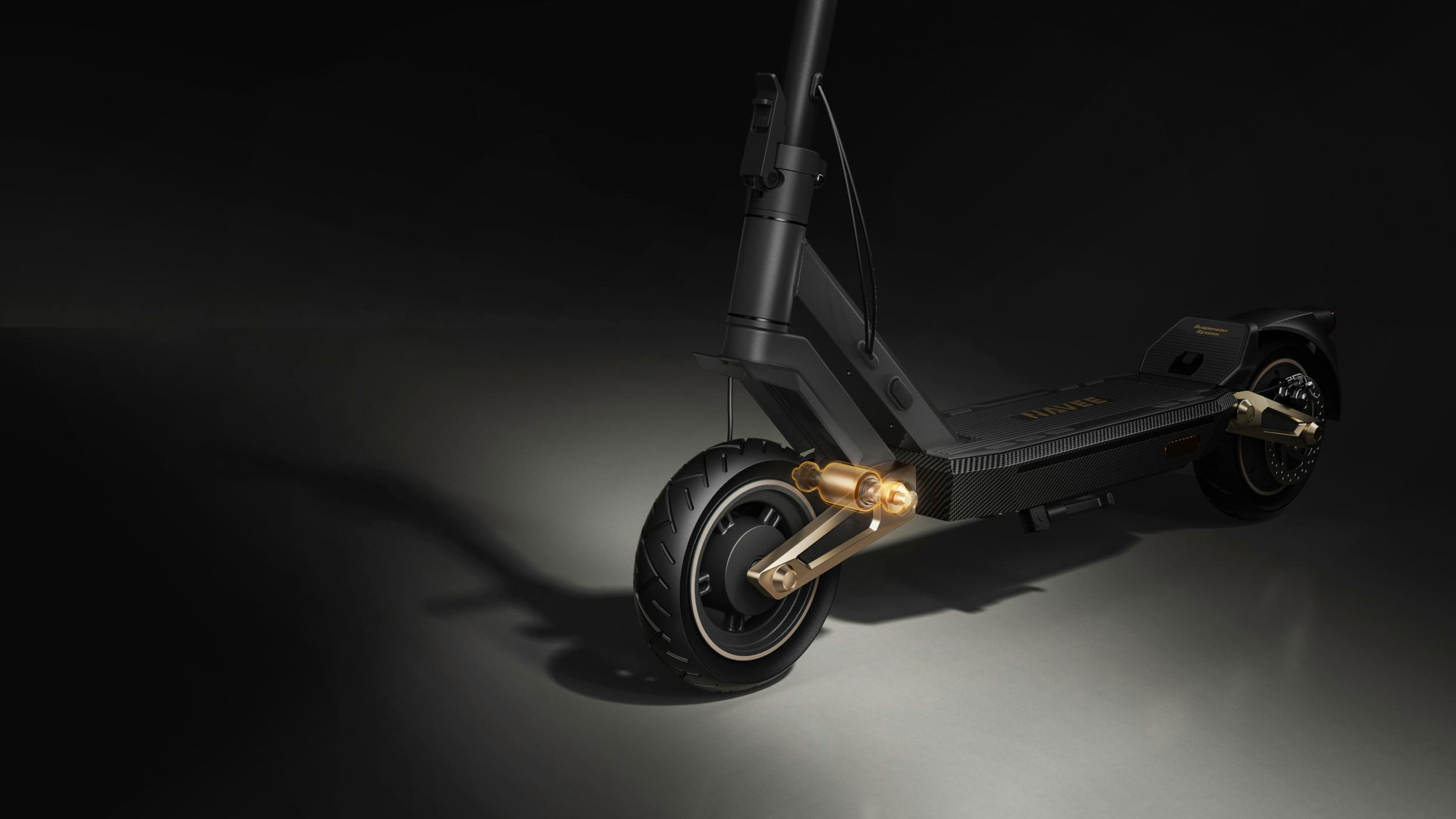 Ein Elektroroller mit goldenen Akzenten. Der Roller ist schwarz und in einer dunklen Umgebung positioniert.