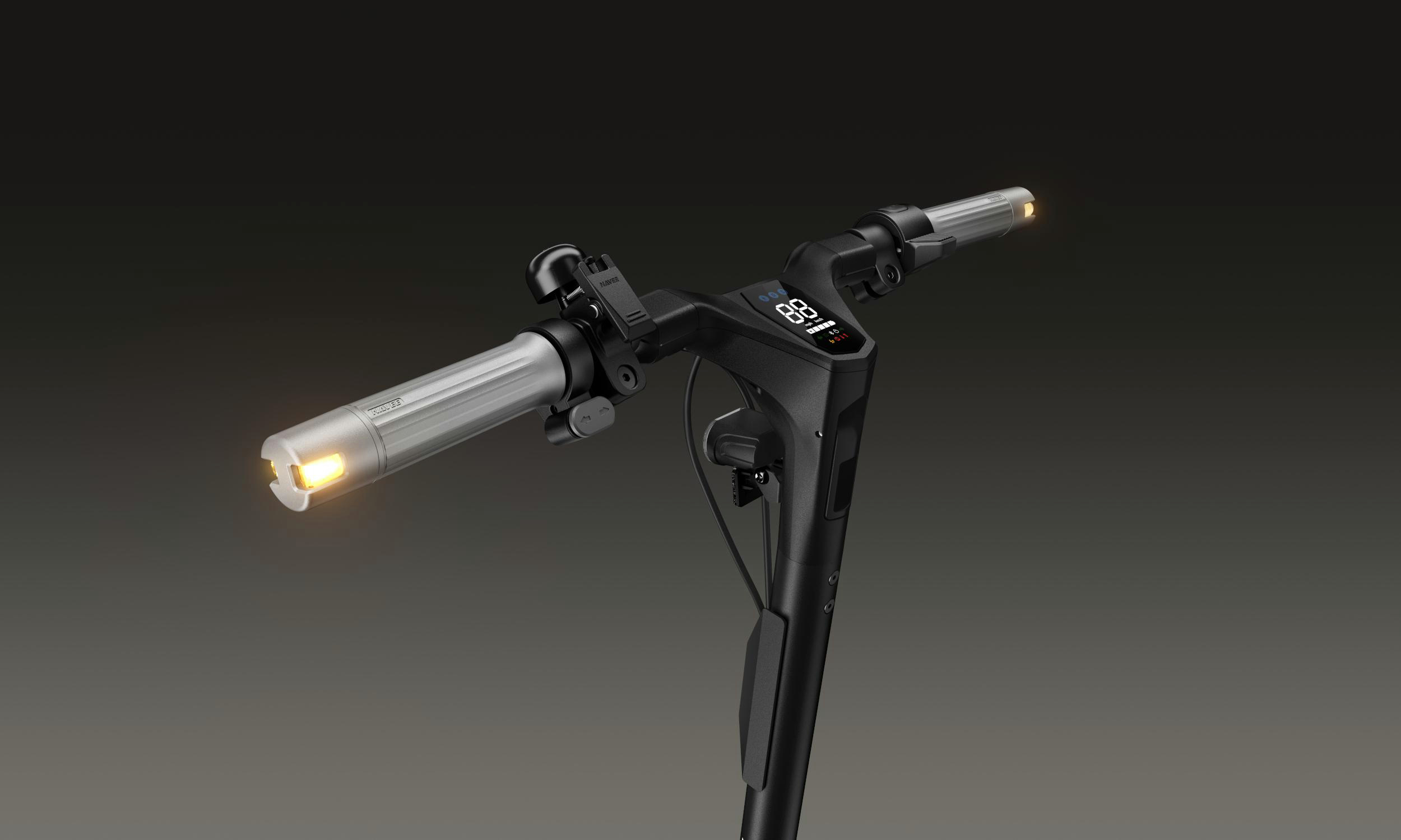Nahaufnahme eines Rollerlenkers. Er verfügt über ein Display und Licht am Ende des Griffs.