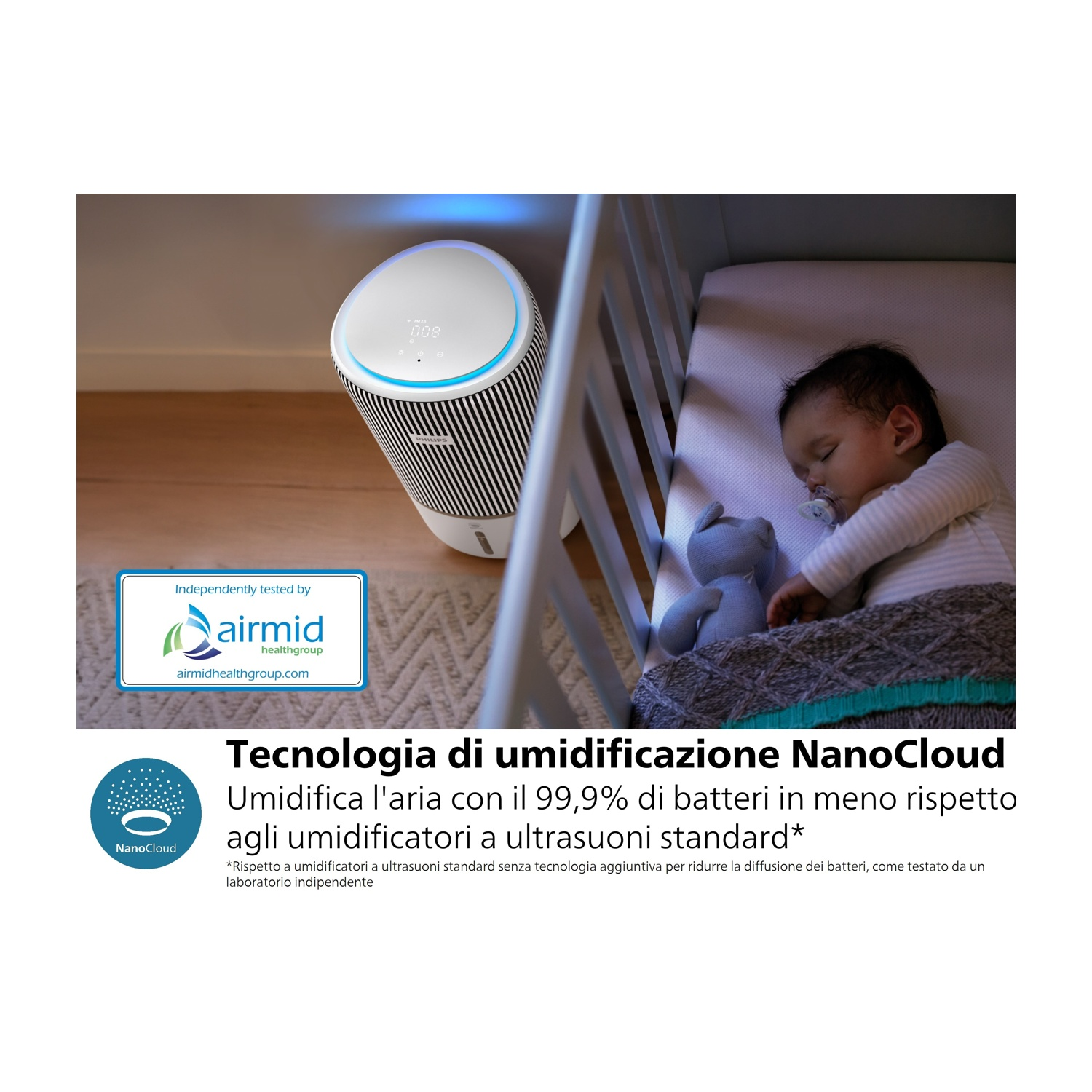 Umidificatore, bambino che dorme in una culla. Luce blu e testo sull'umidificazione NanoCloud.