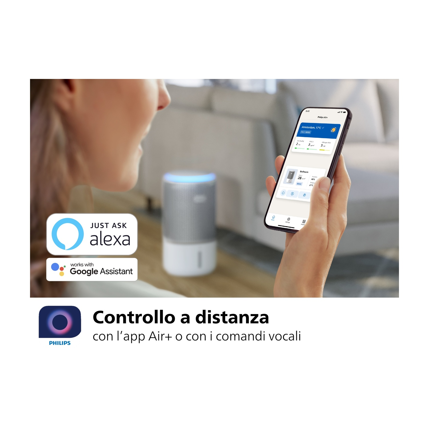 Una donna tiene in mano un telefono e l'altoparlante, mostrando lo schermo dell'app.