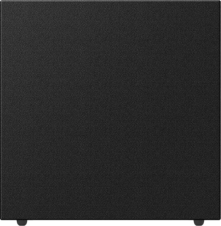 Ein quadratischer, schwarzer Lautsprecher mit strukturierter Stoffoberfläche. Kleine schwarze Füße an den unteren Ecken.