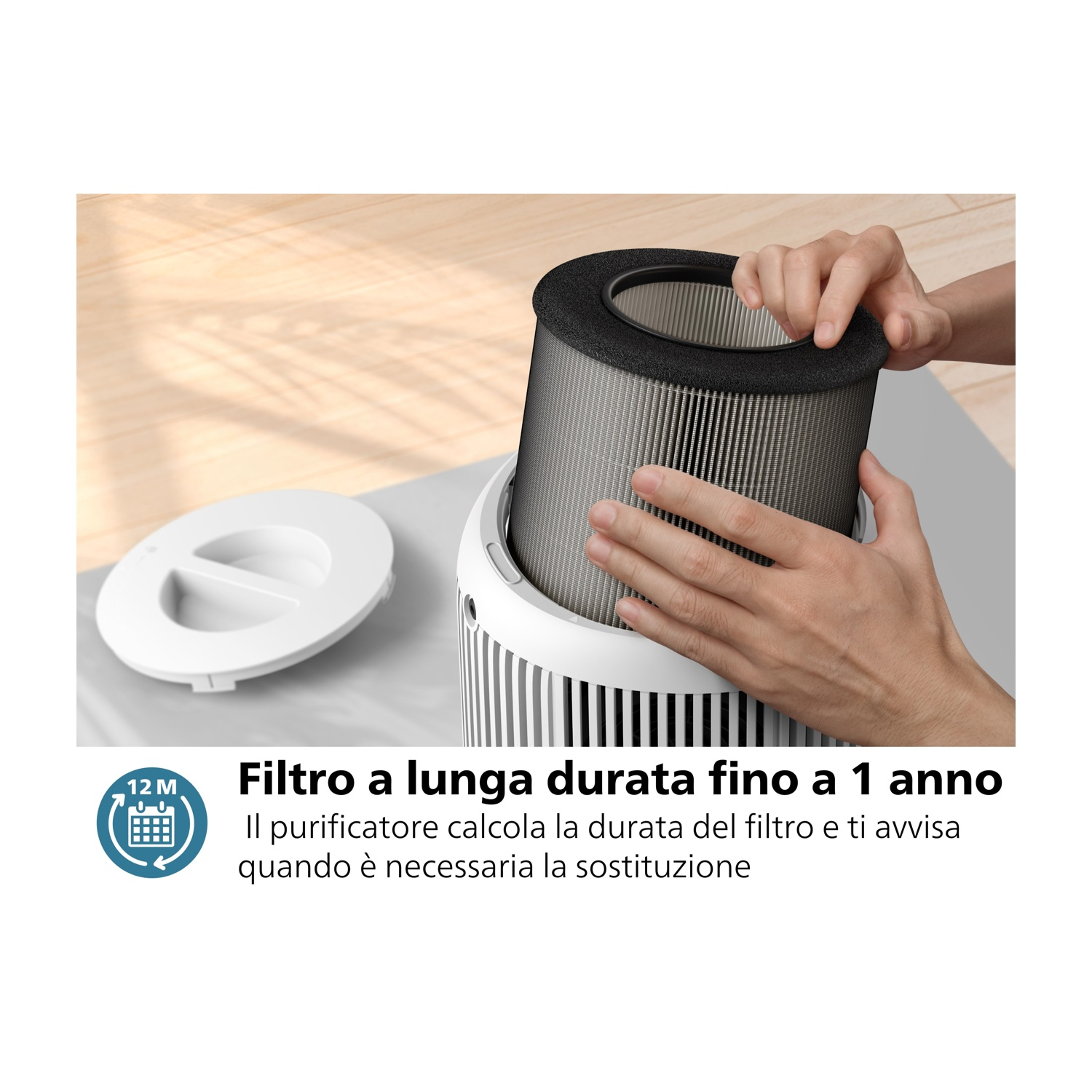 Mani che sostituiscono un filtro per purificatore d'aria. Testo: Il filtro dura fino a 1 anno.